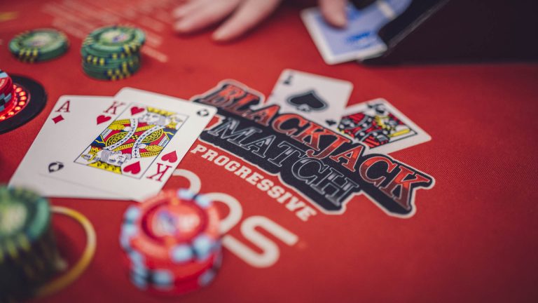 Mesa de Blackjack profissional com cartas e fichas
